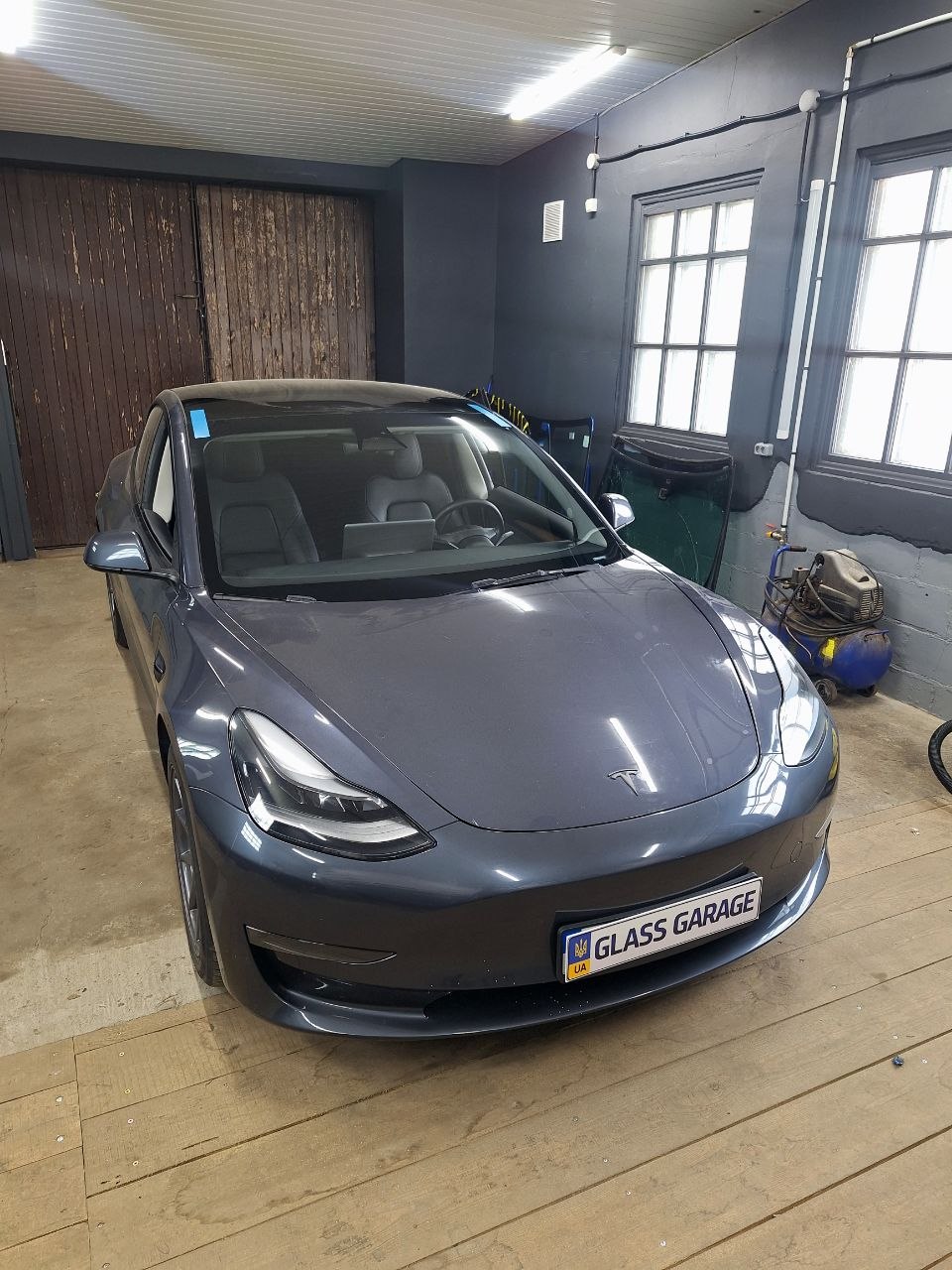 Заміна скла Tesla